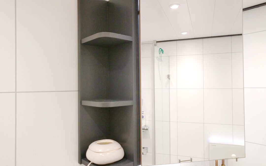 Mehr Platz im Bad: Seitenregale für den Spiegelschrank
