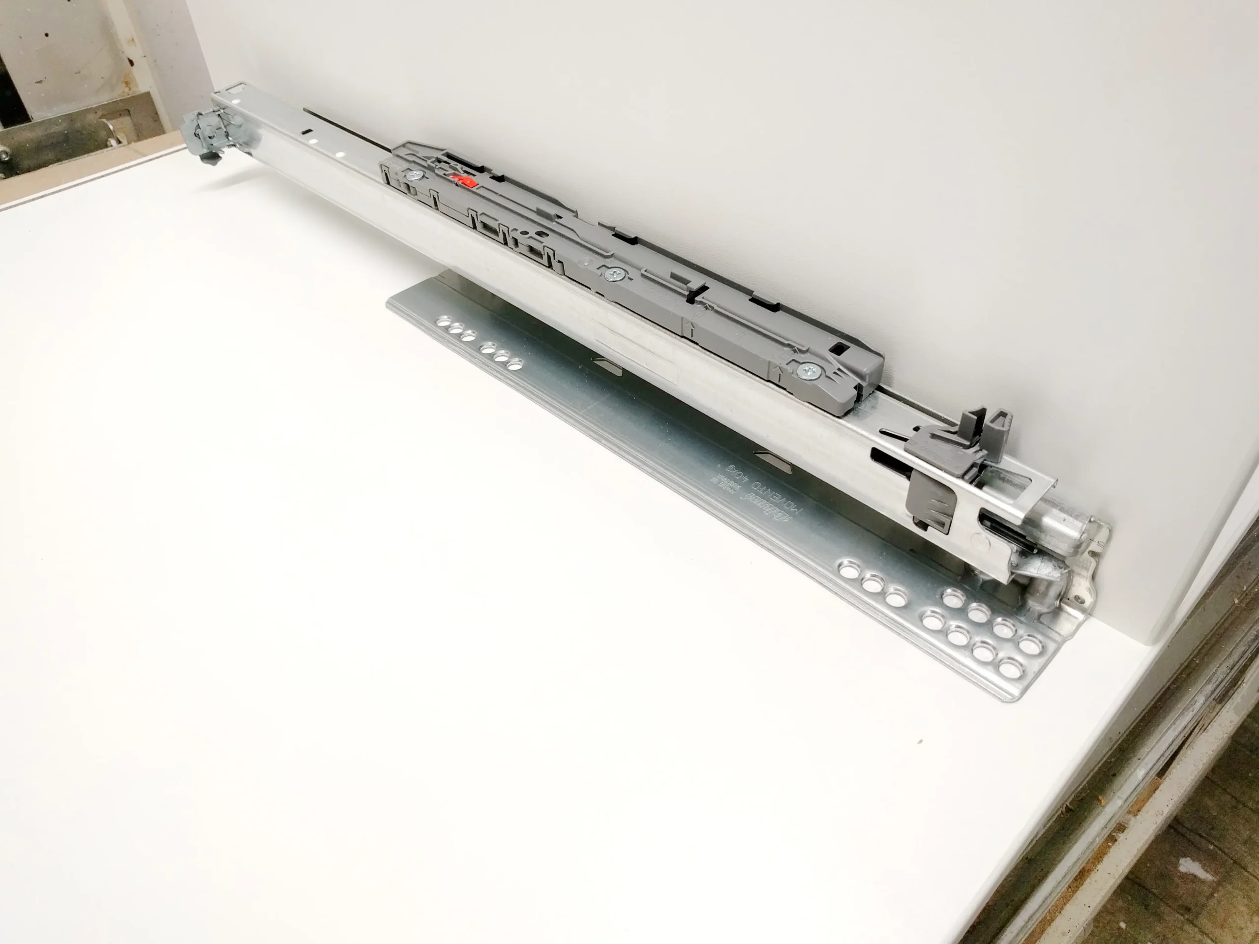 Auszug-einsetzen-scaled-1 Schublade selber bauen – Schritt-für-Schritt-Anleitung