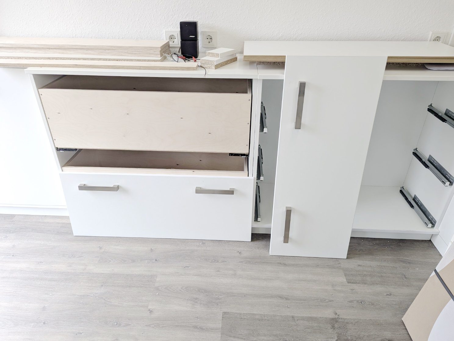 Fronten-montieren neue Möbel für die Werkstatt