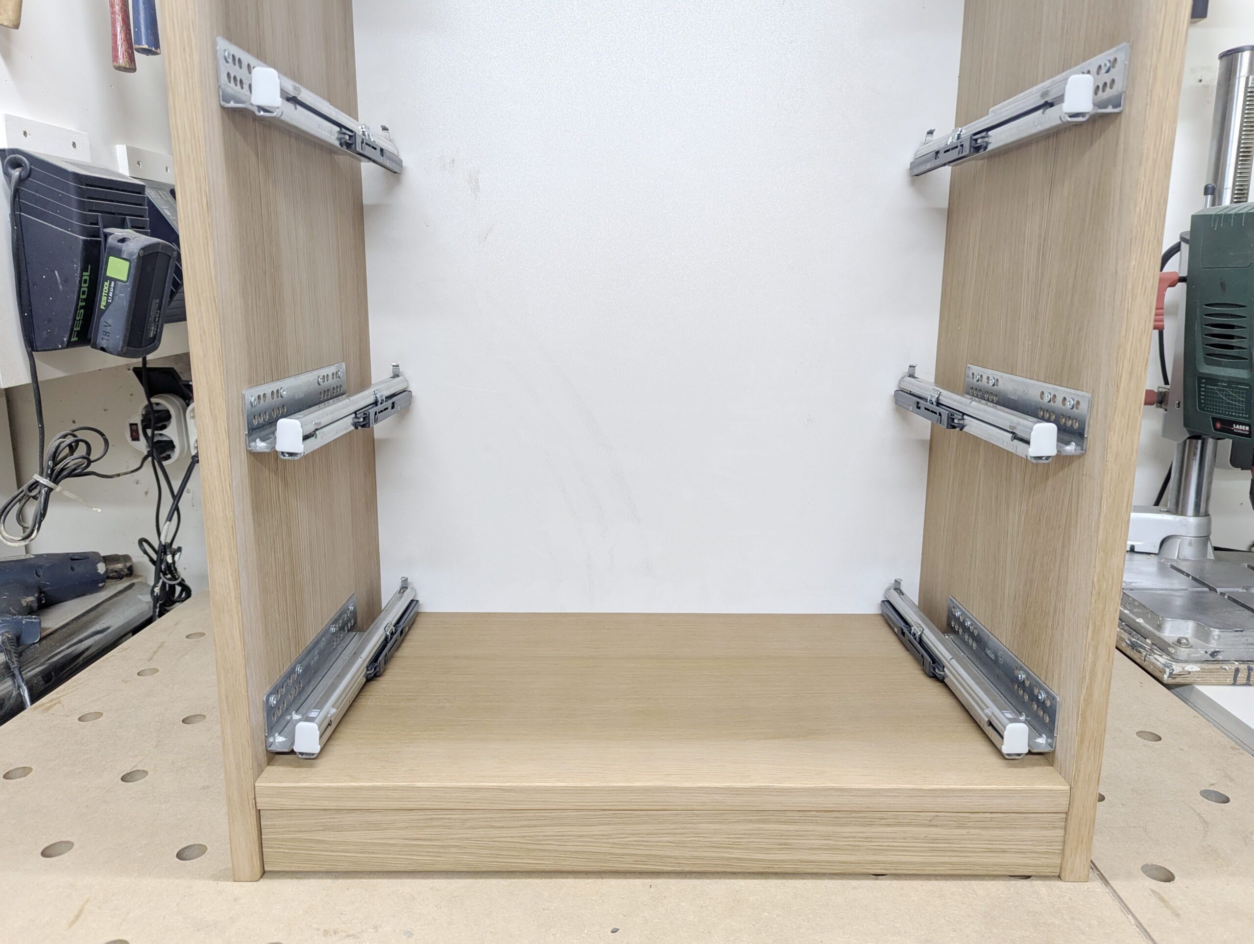 Hettich-Auszuege-1 Schrank mit 4 Schubladen