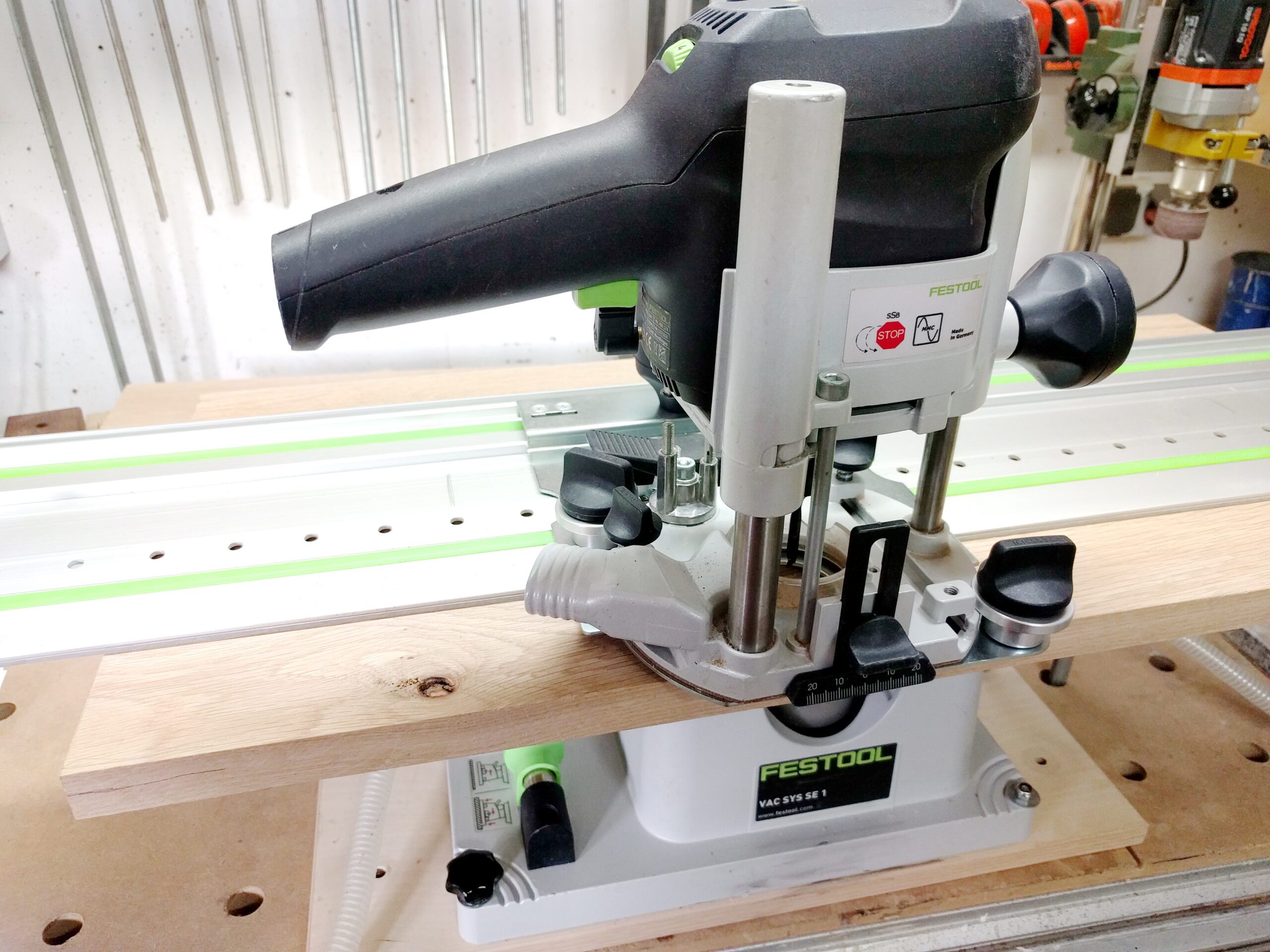 Löcher fräsen Badschrank selber bauen
