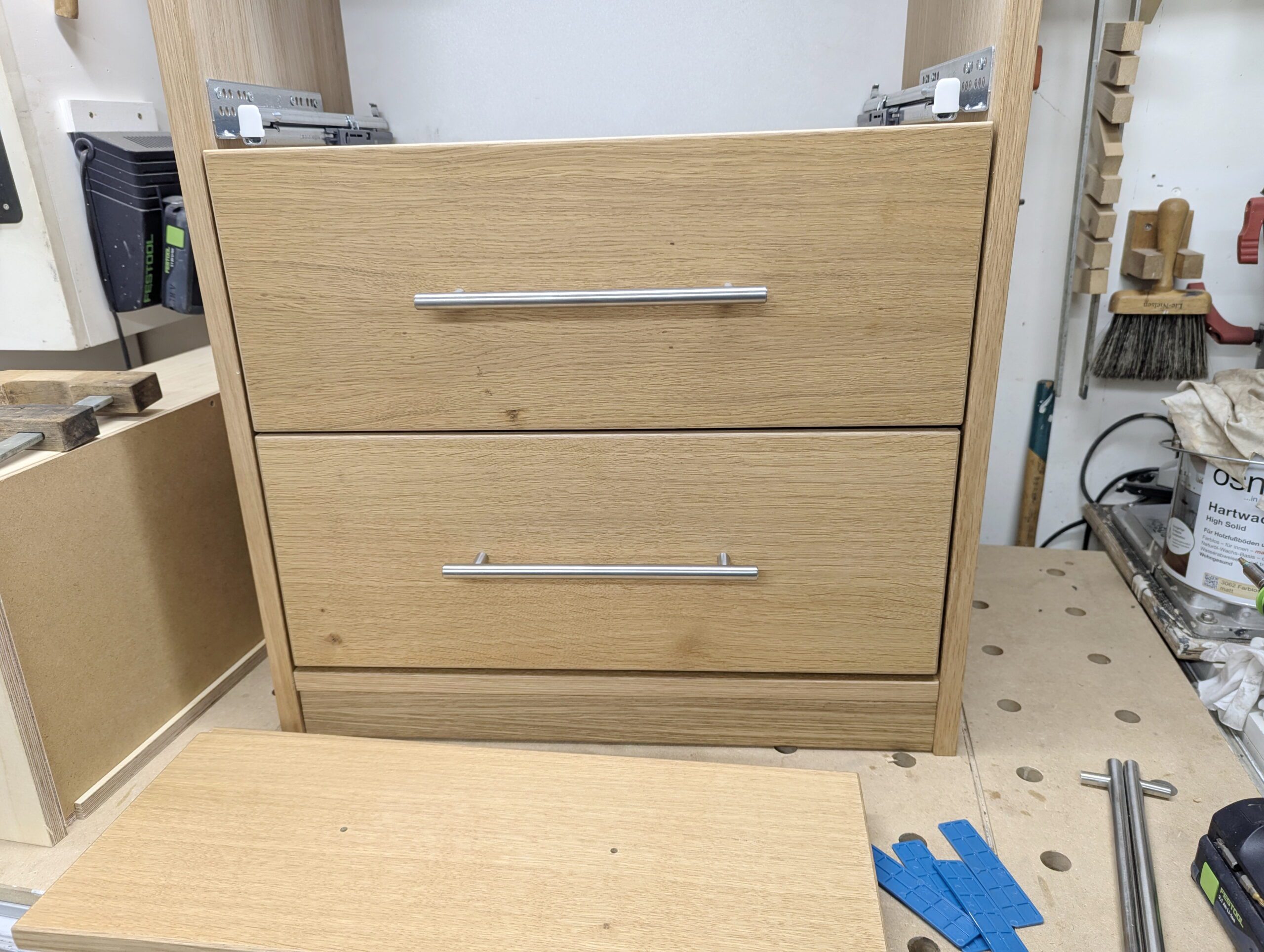 Schrank mit Schubladen Schrank mit Schubladen