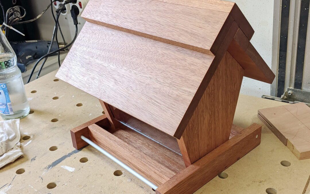 Vögel satt & glücklich – Vogelfutterhaus mit Speicher