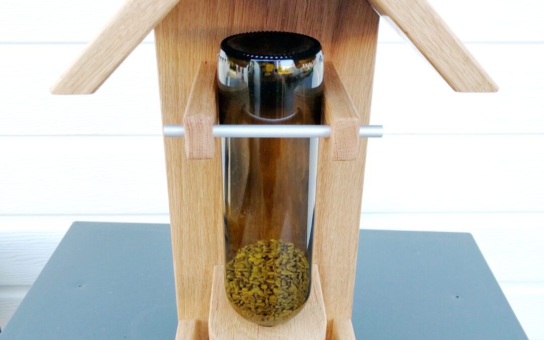 DIY Vogelfutterhaus mit Flaschenhalter – für Garten & Balkon