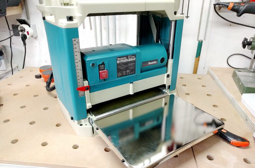 So arbeitet der Makita 2012NB Dickenhobel