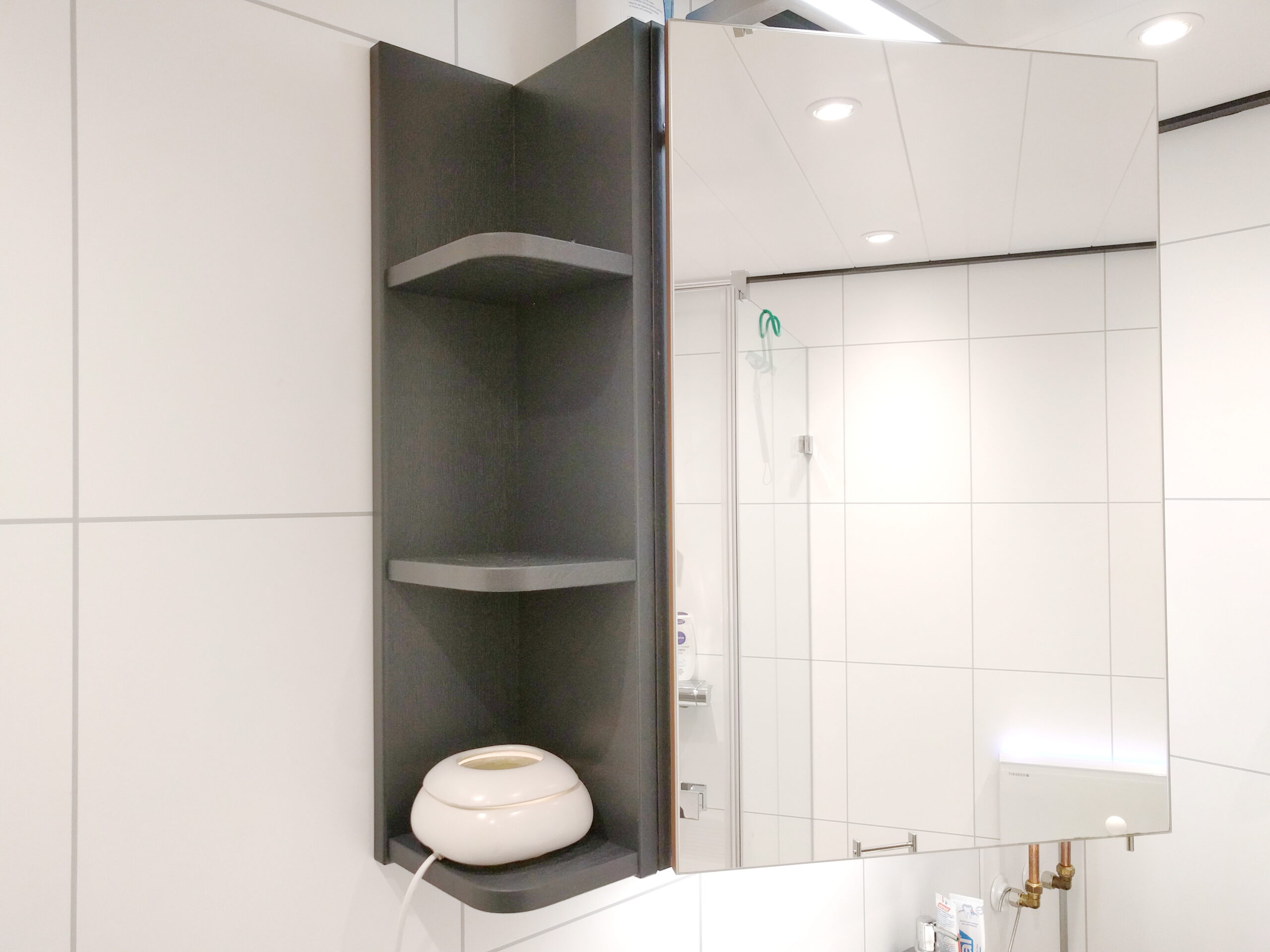Linkes Seitenregale Spiegelschrank