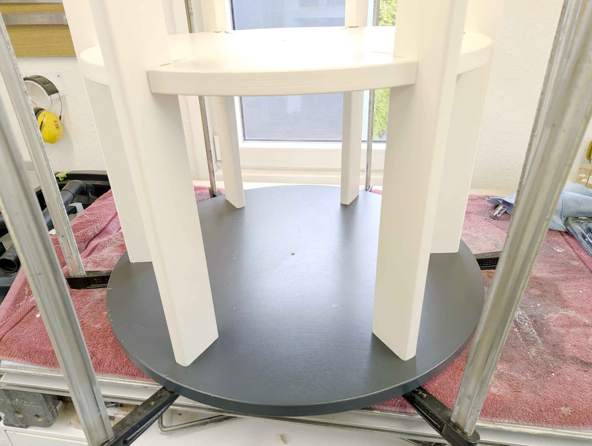 unter Zwingen runder Tisch