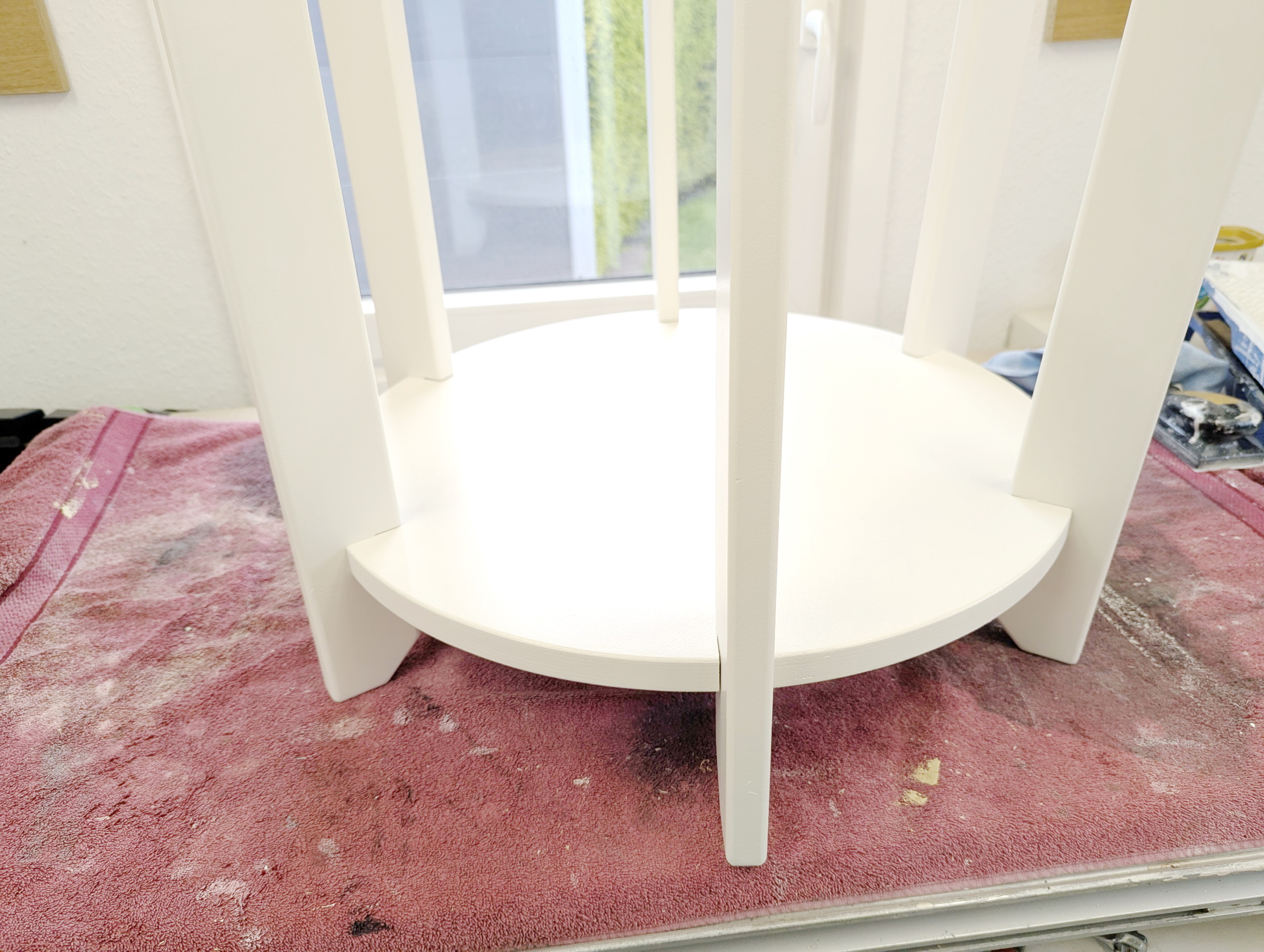 untere Platte an Tischbeinen runder Tisch